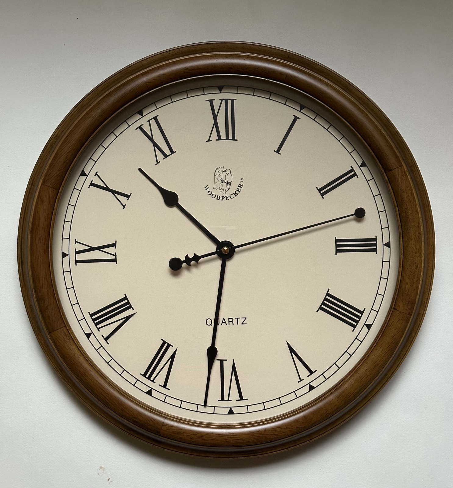 Настенные часы WOODPECKER в деревянном корпусе 8009 (06)  - кремовый циферблат