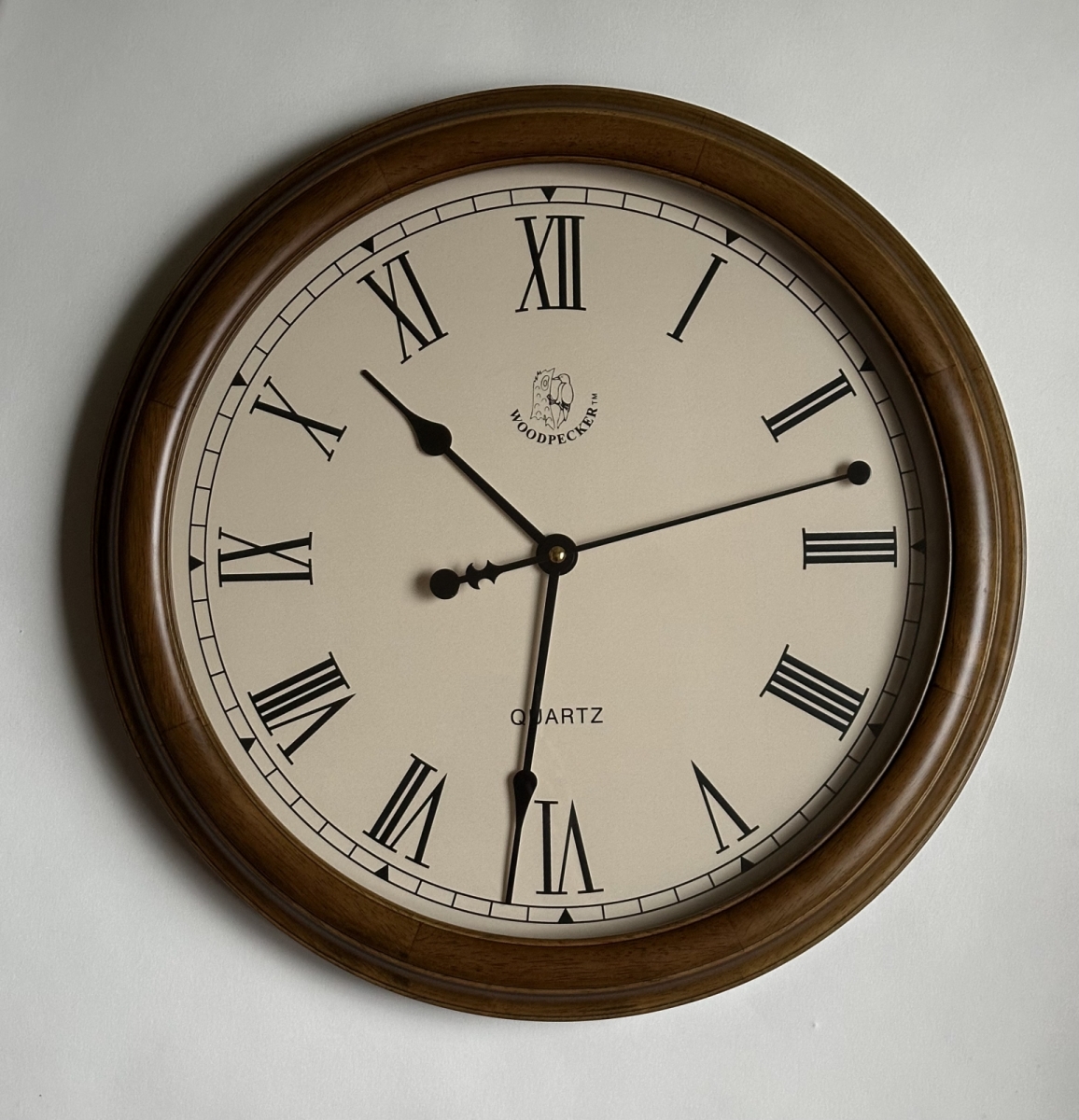 Настенные часы WOODPECKER в деревянном корпусе 8009 (06)  - кремовый циферблат