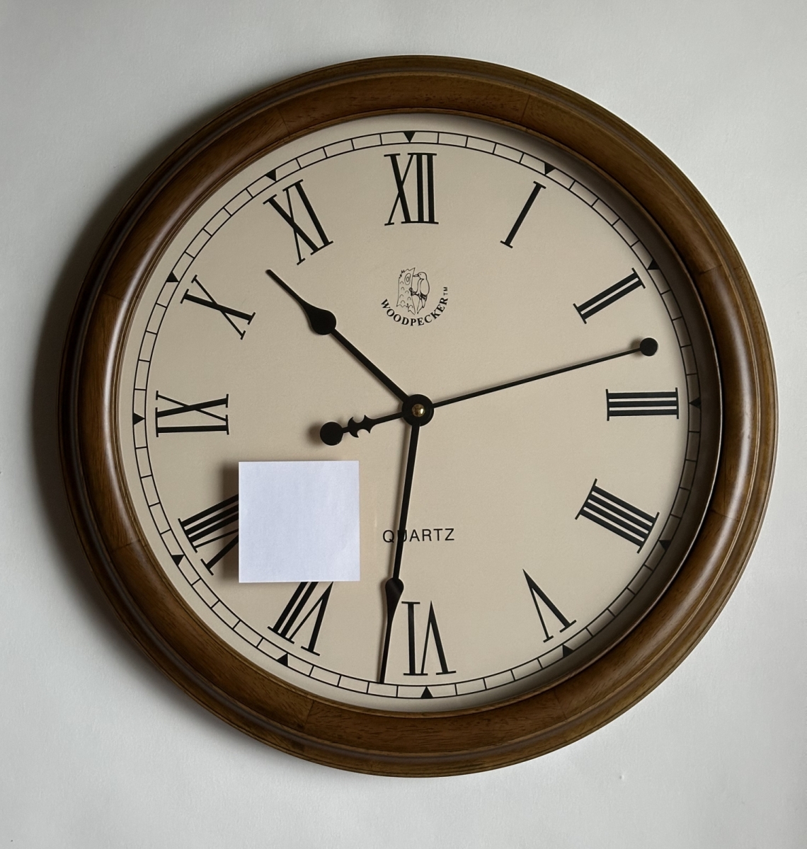Настенные часы WOODPECKER в деревянном корпусе 8009 (06)  - кремовый циферблат