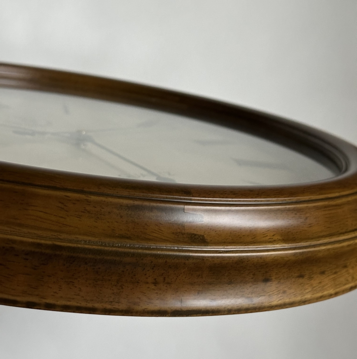 Настенные часы WOODPECKER в деревянном корпусе 8009 (06)  - кремовый циферблат