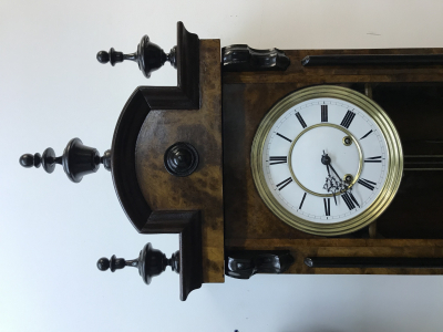 Настенные часы Henry Moser