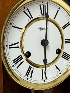 Механические настенные часы Hermle 70444-040141 (получасовой бой)