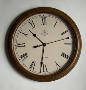 Настенные часы WOODPECKER в деревянном корпусе 8009 (06)  - кремовый циферблат