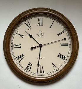 Настенные часы WOODPECKER в деревянном корпусе 8009 (06)  - кремовый циферблат