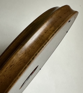 Настенные часы WOODPECKER в деревянном корпусе 8009 (06)  - кремовый циферблат