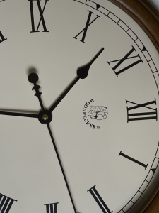 Настенные часы WOODPECKER в деревянном корпусе 8009 (06)  - кремовый циферблат