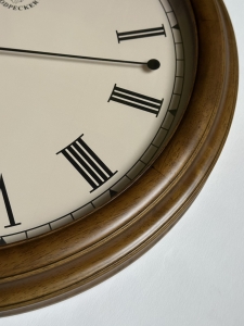 Настенные часы WOODPECKER в деревянном корпусе 8009 (06)  - кремовый циферблат
