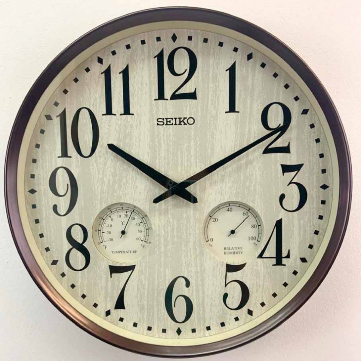 Влагозащитные настенные часы Seiko QXA783B с термометром и гигрометром