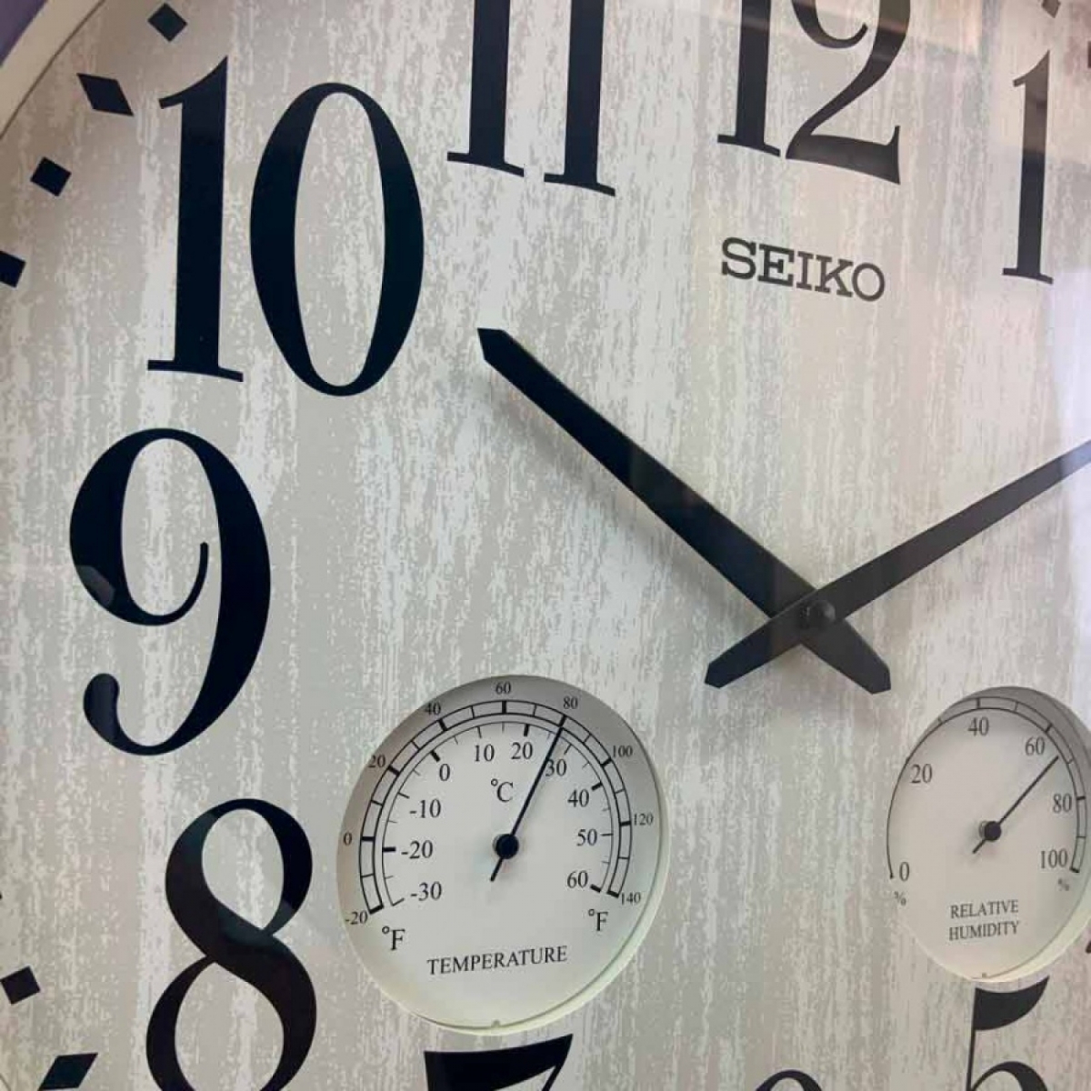 Влагозащитные настенные часы Seiko QXA783B с термометром и гигрометром