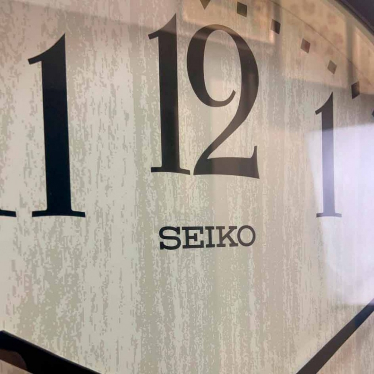 Влагозащитные настенные часы Seiko QXA783B с термометром и гигрометром